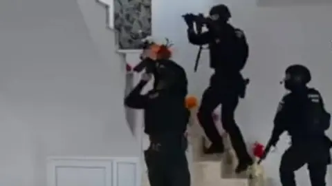 Poliția înarmată din România efectuează raiduri legate de o escrocherie fiscală în Marea Britanie